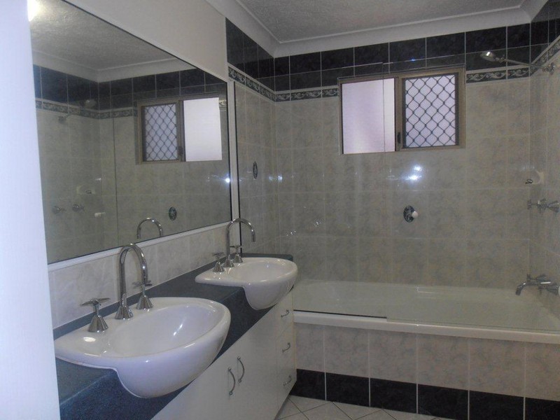 2/23 Willmett Street, Townsville City QLD 4810