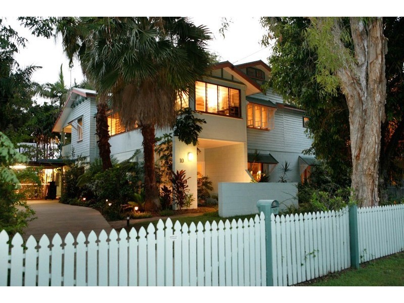 10 Princes Road, Hyde Park QLD 4812