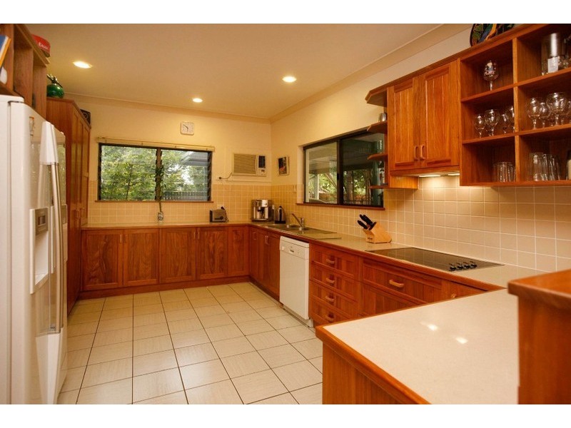 10 Princes Road, Hyde Park QLD 4812