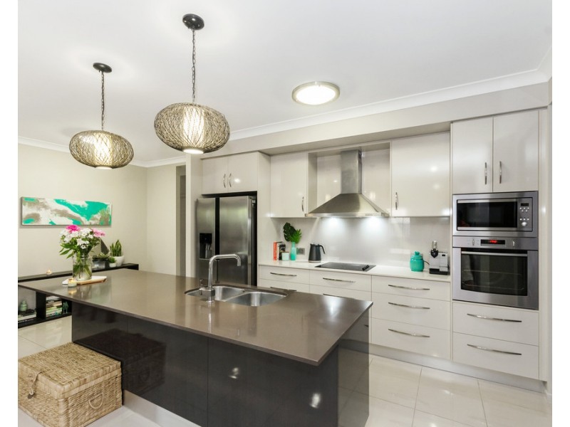 77 Daydream Circuit, Burdell QLD 4818