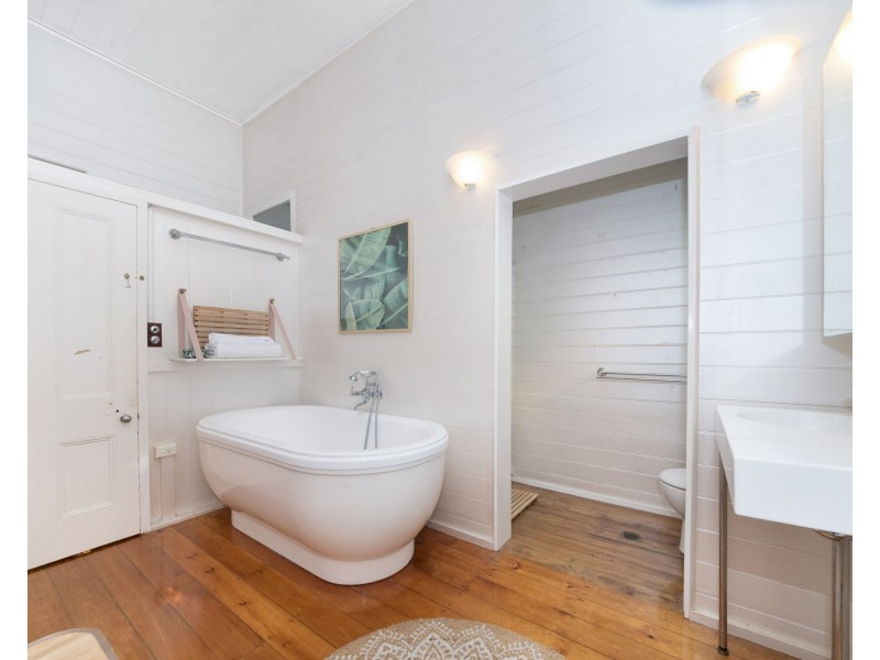 18 Garrick Street, West End QLD 4810