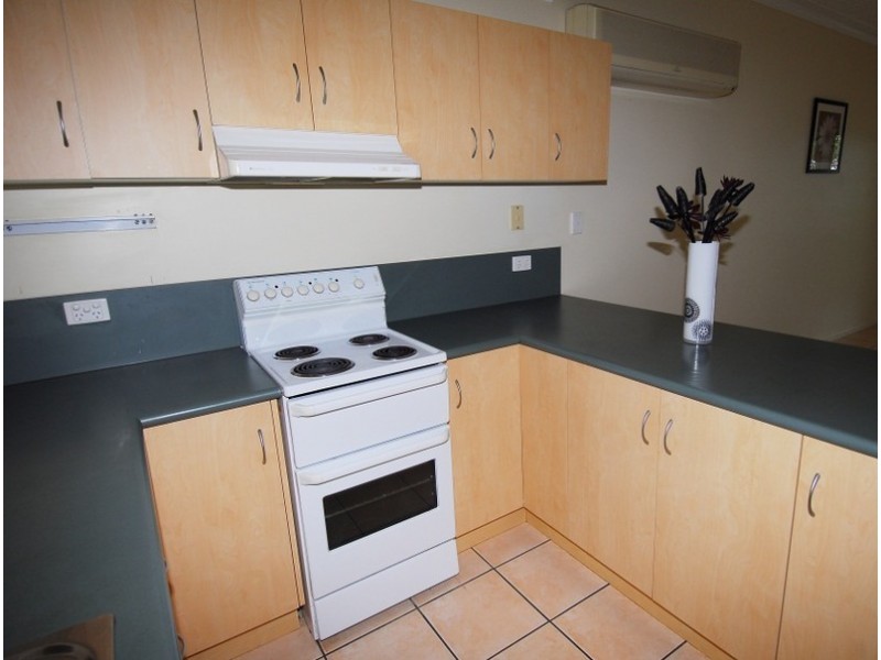 2/14  Tuffley Street, West End QLD 4810