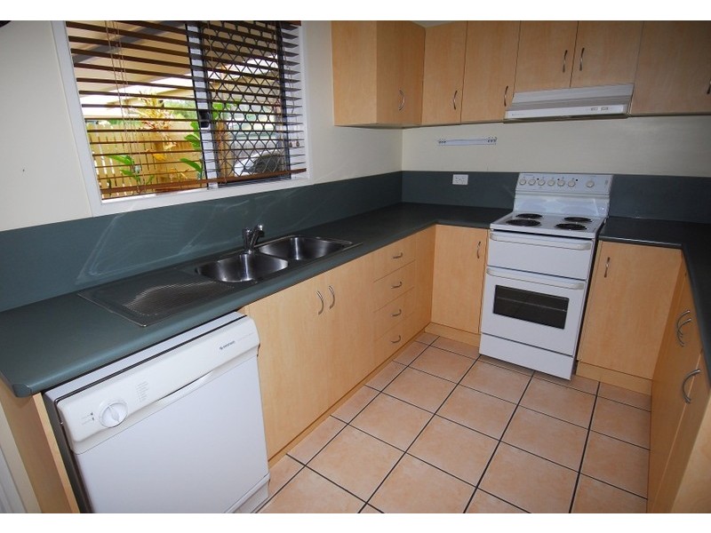 2/14  Tuffley Street, West End QLD 4810