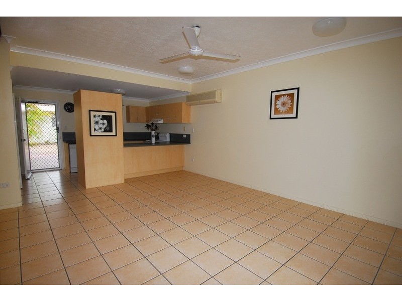 2/14  Tuffley Street, West End QLD 4810