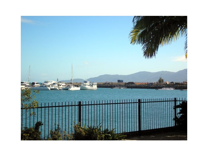 19/16 Sir Leslie Thiess Drive, Townsville City QLD 4810