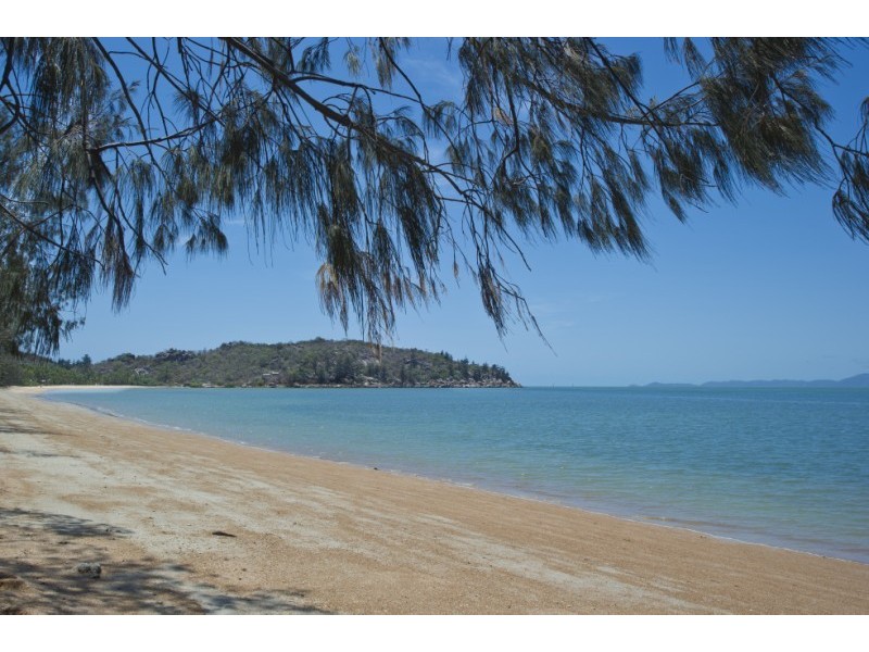 7 McCabe Street ARCADIA, Magnetic Island QLD 4819