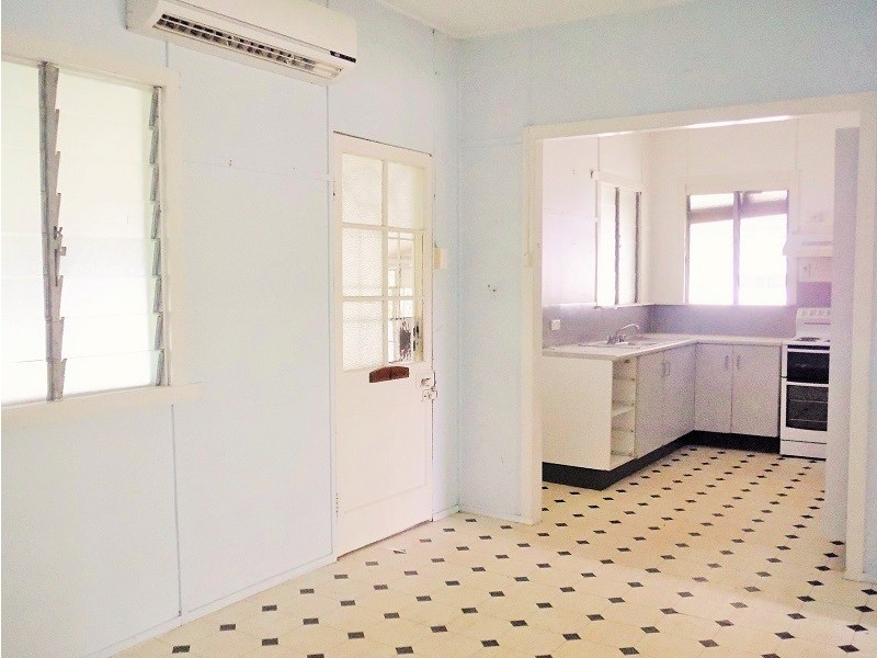 39 Montgomery Street, West End QLD 4810
