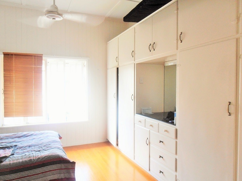 38 Roberts Street, Hermit Park QLD 4812