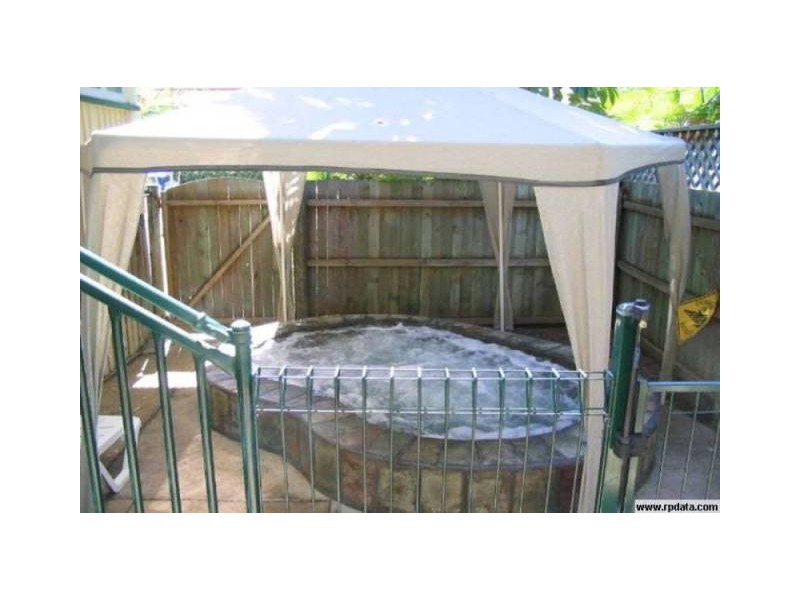 8 Surrey Street, Hyde Park QLD 4812