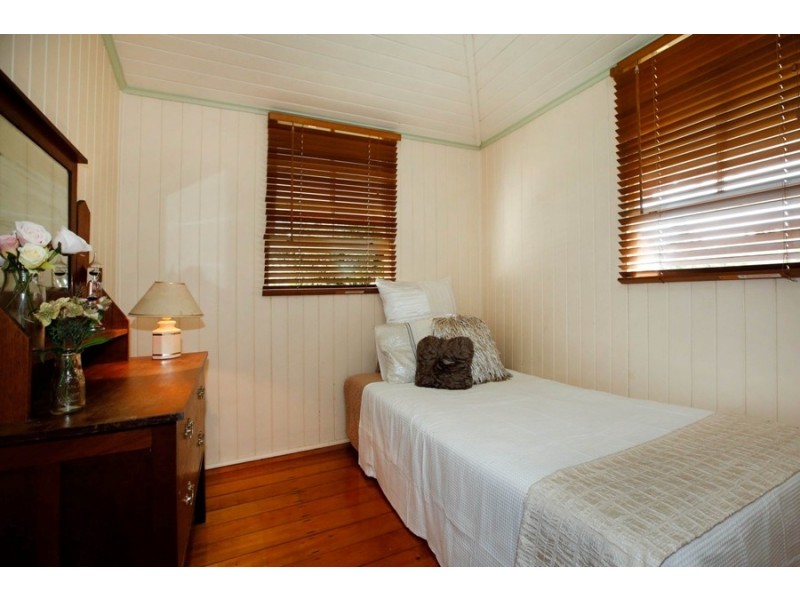 7 Cowley Street, West End QLD 4810