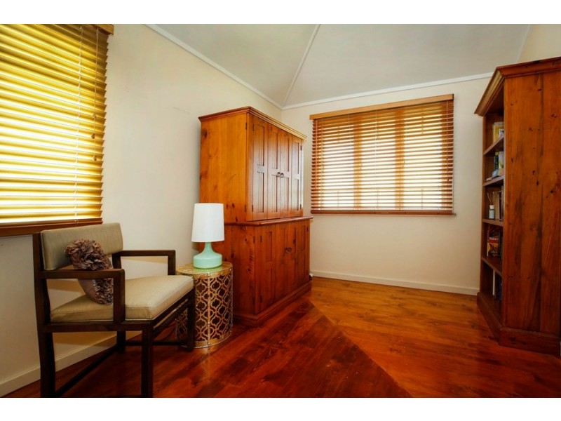 7 Cowley Street, West End QLD 4810