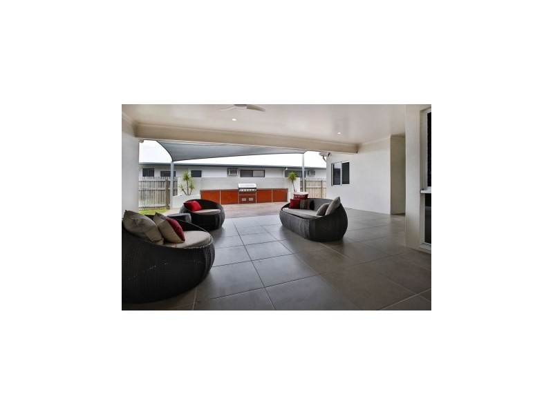 10 Balladonia Avenue, Mount Low QLD 4818