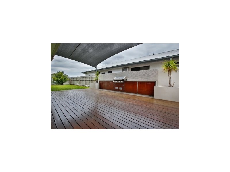 10 Balladonia Avenue, Mount Low QLD 4818