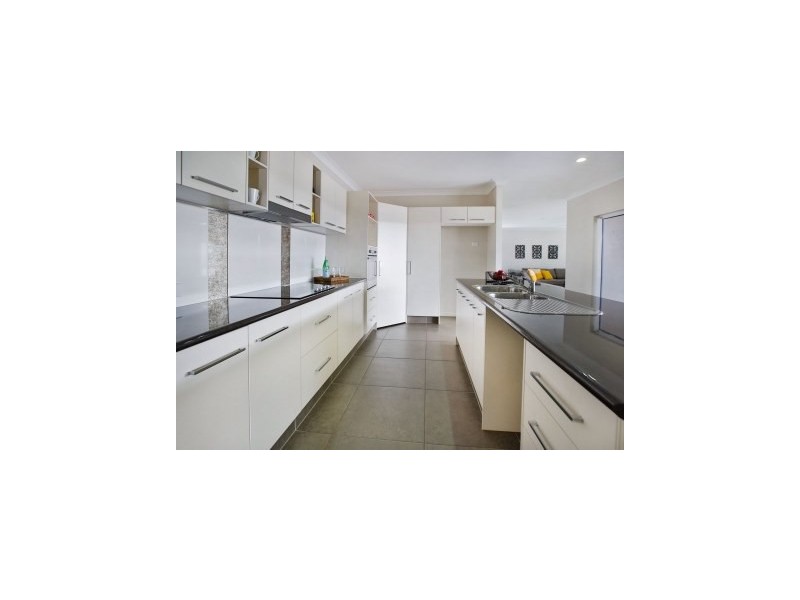 10 Balladonia Avenue, Mount Low QLD 4818