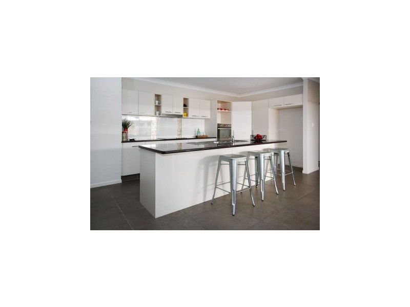 10 Balladonia Avenue, Mount Low QLD 4818