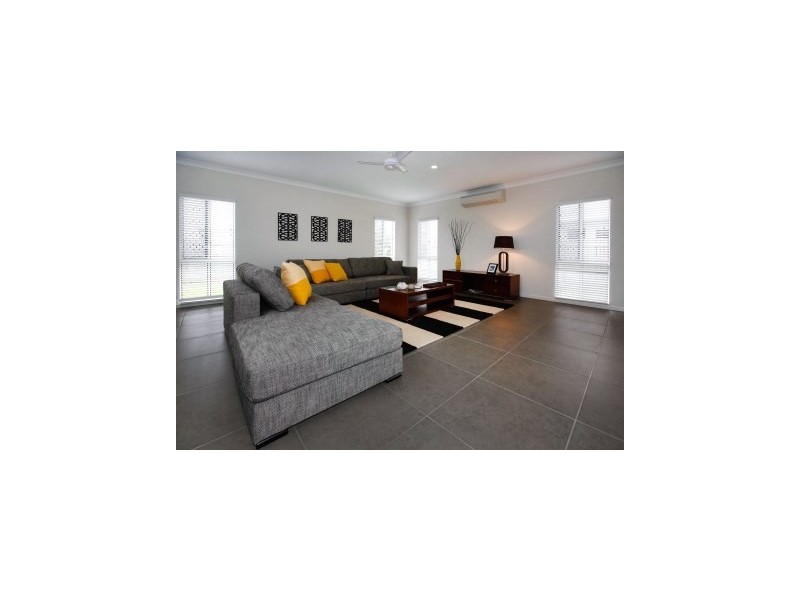 10 Balladonia Avenue, Mount Low QLD 4818