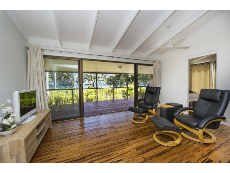 33 Marine Parade, Arcadia, Magnetic Island QLD 4819