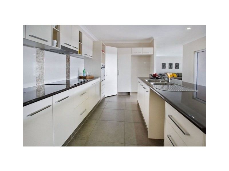 10 Balladonia Avenue, Mount Low QLD 4818