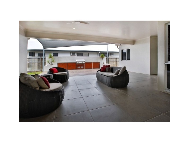 10 Balladonia Avenue, Mount Low QLD 4818