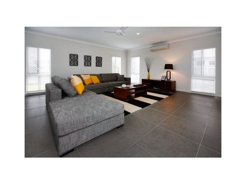 10 Balladonia Avenue, Mount Low QLD 4818