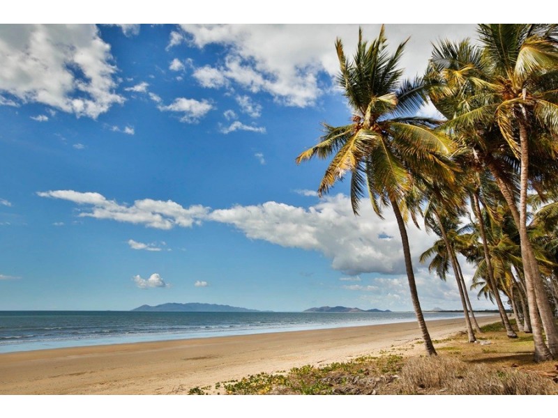 50 Esplanade, Saunders Beach QLD 4818