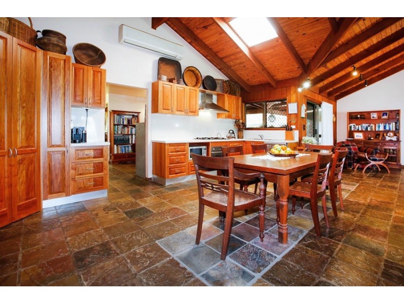 50 Esplanade, Saunders Beach QLD 4818