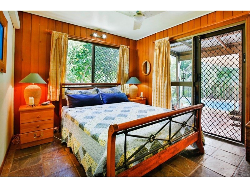 50 Esplanade, Saunders Beach QLD 4818