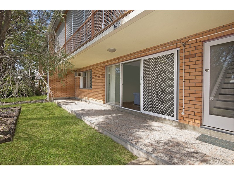2/18A Carr Street, Hermit Park QLD 4812