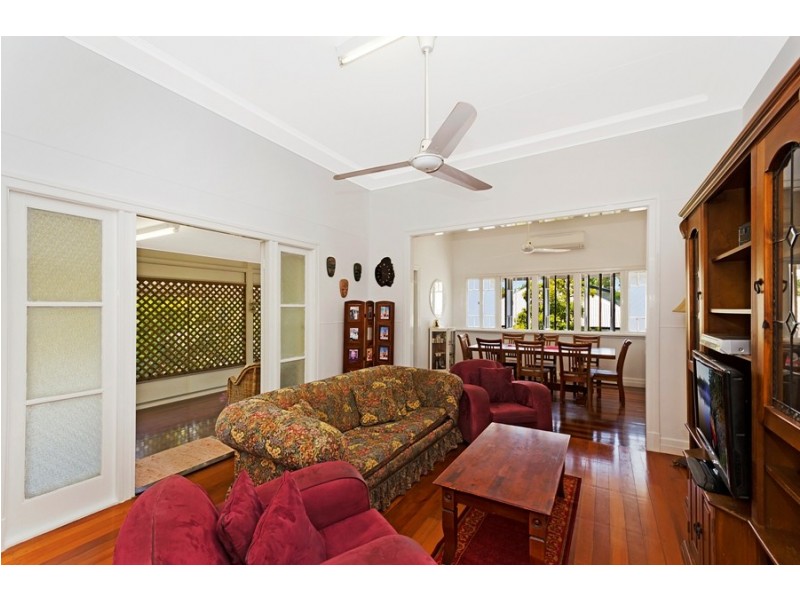 32 Surrey Street, Hyde Park QLD 4812