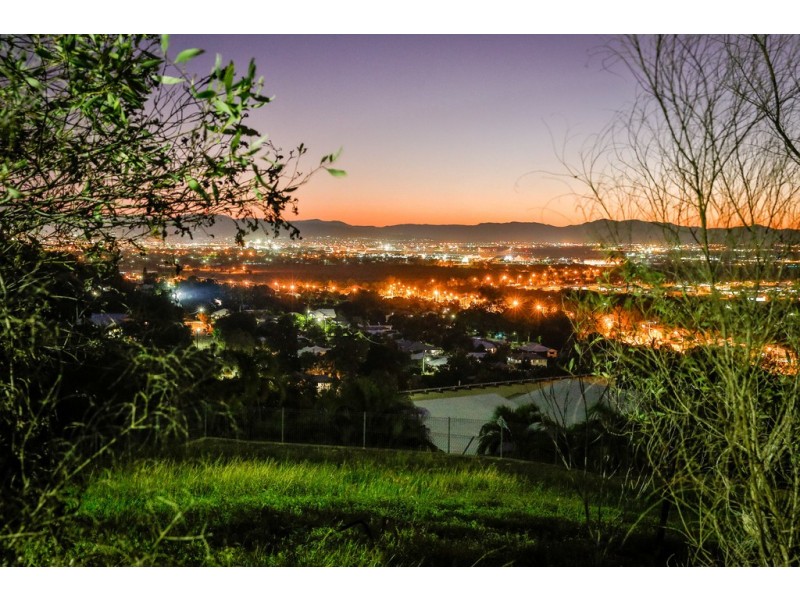 1 Seaview Court, Castle Hill QLD 4810