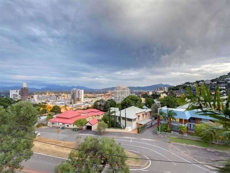 7/15 Hale Street, North Ward QLD 4810