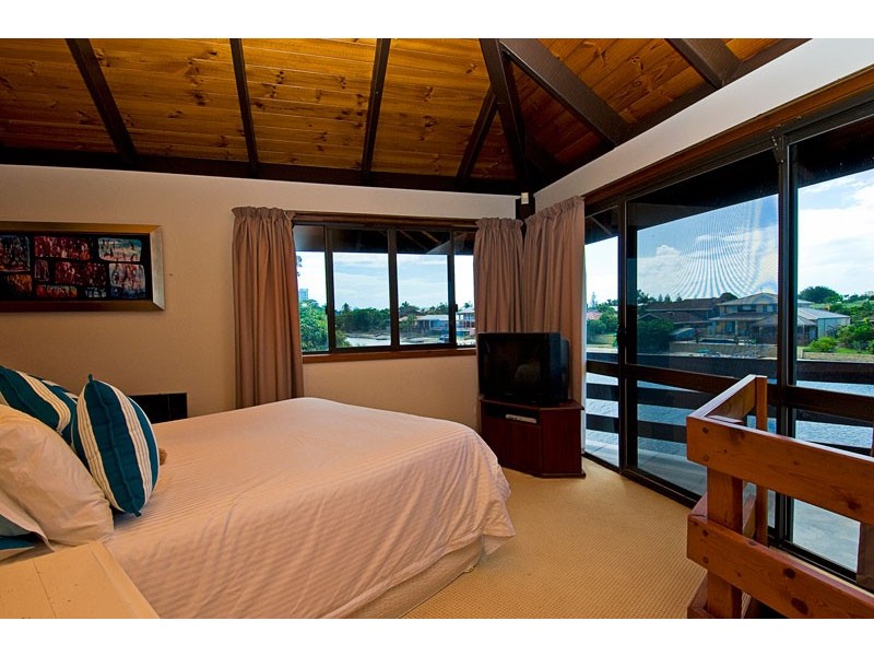 37 SUNDOWNER COURT, Mermaid Waters QLD 4218