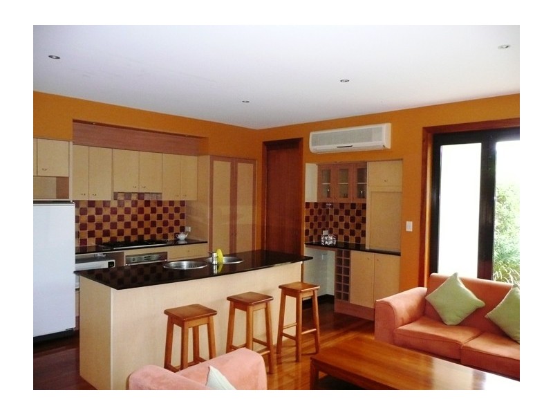 2/18 Santa Monica Road, Miami QLD 4220