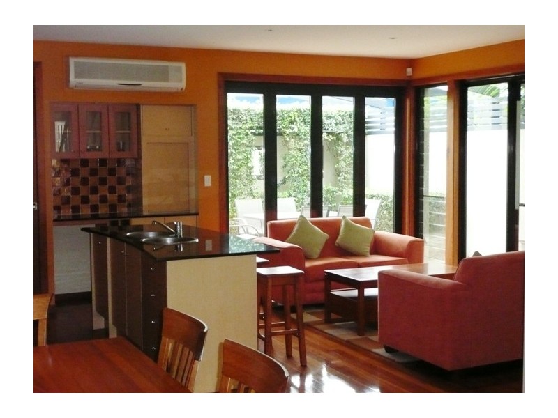 2/18 Santa Monica Road, Miami QLD 4220