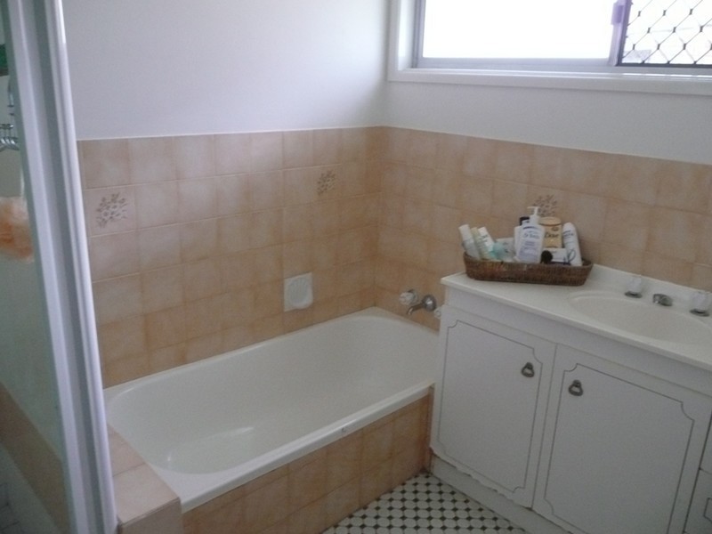 28 Markeri Street, Mermaid Waters QLD 4218