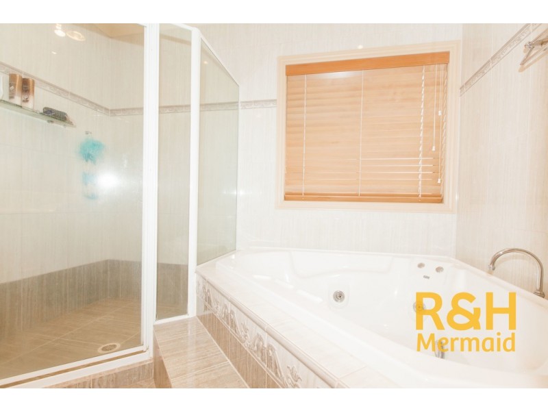 8 PINE VALLEY DRIVE, Robina QLD 4226