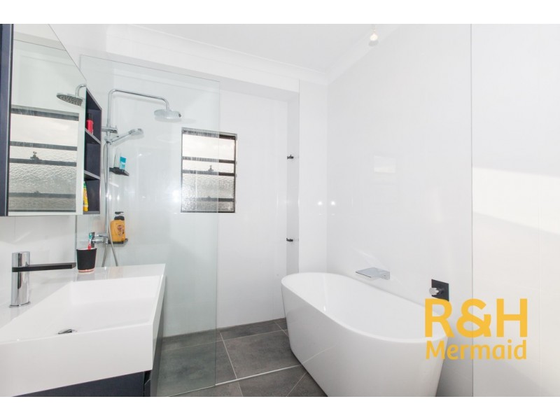 10 Pine Valley Drive, Robina QLD 4226