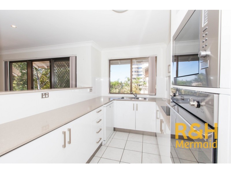 18/9 BAYVIEW STREET, Runaway Bay QLD 4216