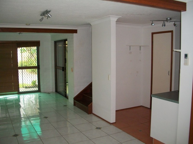 2/10 Angie Court, Mermaid Waters QLD 4218