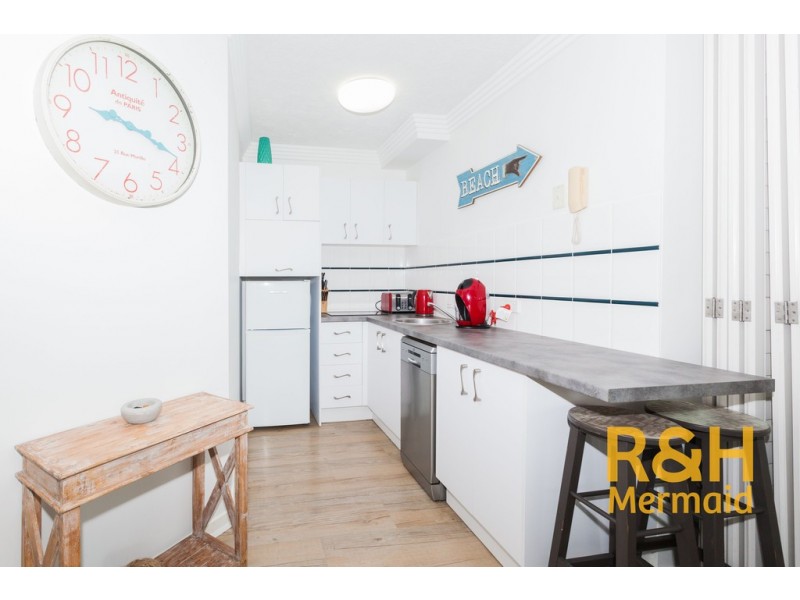 8/13 ANNE AVENUE, Broadbeach QLD 4218