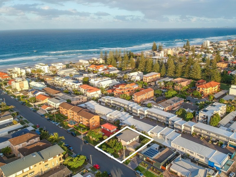 32 CRONULLA AVENUE, Mermaid Beach QLD 4218