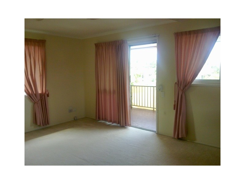 2/18 Adams Avenue, Miami QLD 4220