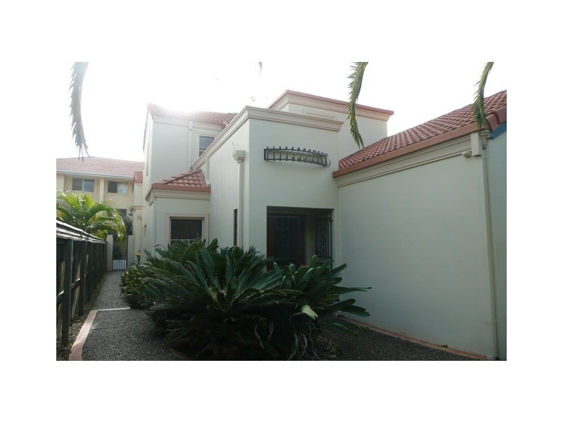2/18 Redondo Avenue, Miami QLD 4220
