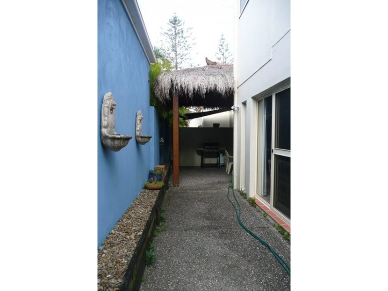 2/18 Redondo Avenue, Miami QLD 4220