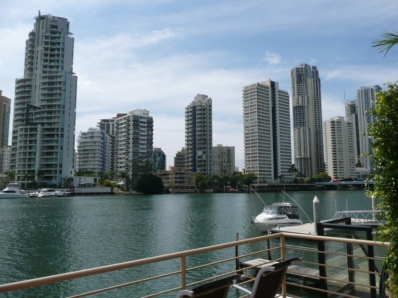 2/10 Adori Street, Chevron Island QLD 4217