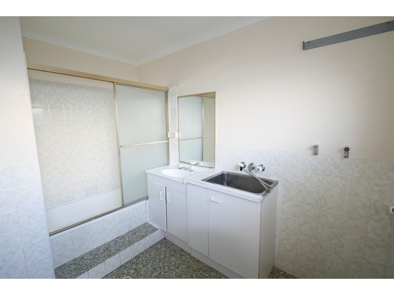 2/10 Adori Street, Chevron Island QLD 4217