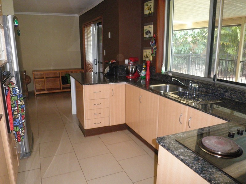 6 Firmin Court, Mermaid Waters QLD 4218