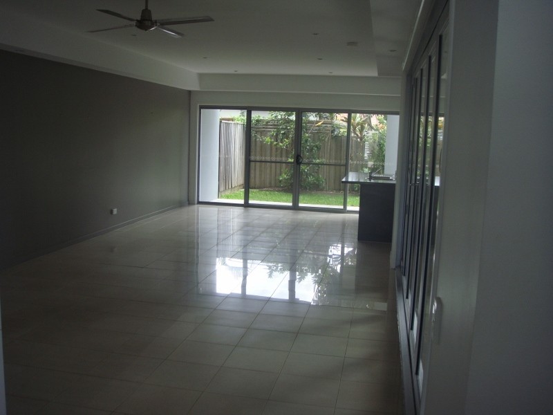 2/56 Albion Avenue, Miami QLD 4220