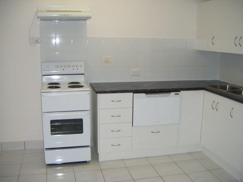 2 10 Kalyan Street, Chevron Island QLD 4217