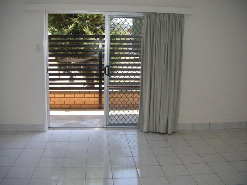 2 10 Kalyan Street, Chevron Island QLD 4217